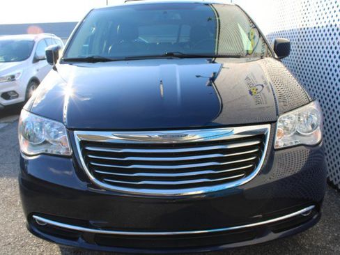 Used 2016 Chrysler Town & Country Touring w/ Driver Convenience Group image 7