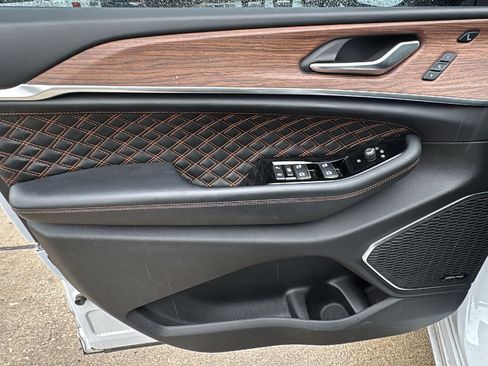 Used 2023 Jeep Grand Cherokee L Summit w/ High Altitude Package image 12