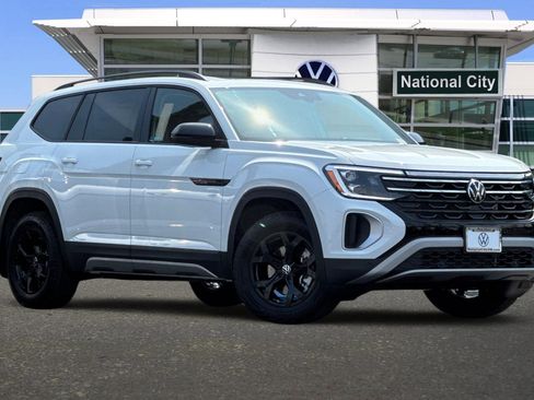 New 2025 Volkswagen Atlas Peak Edition SE image 2