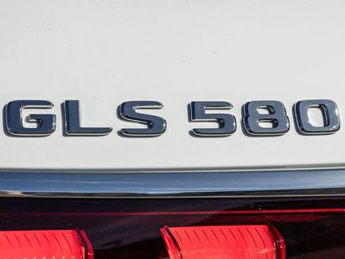 Used 2025 Mercedes-Benz GLS 580 4MATIC image 5