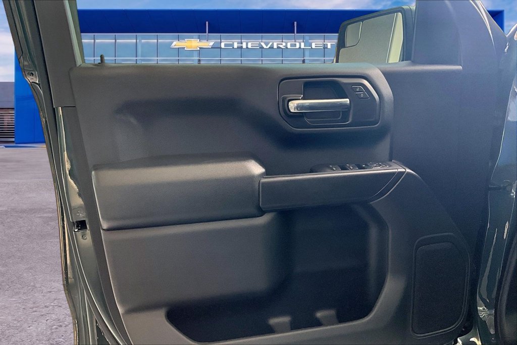 Used 2025 Chevrolet Silverado 1500 Custom Trail Boss w/ Dark Appearance Package AWD/4WD image 16
