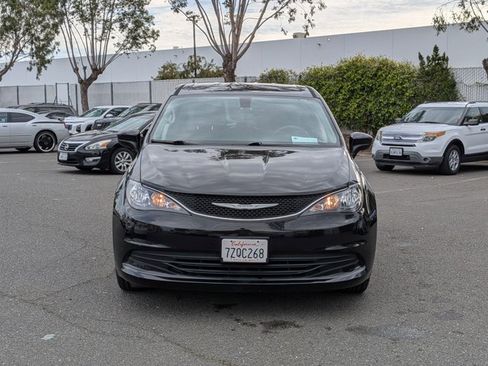 Used 2017 Chrysler Pacifica Touring image 2