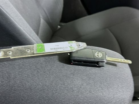 Used 2022 Toyota Corolla LE image 32