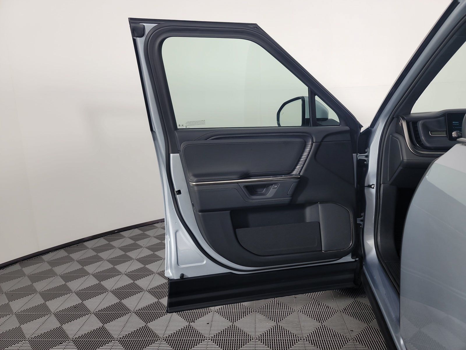 Used 2025 Rivian R1S Adventure Dual AWD/4WD image 16