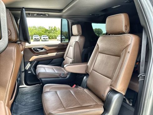 Used 2023 Chevrolet Suburban High Country w/ Advanced Technology Package RWD image 23