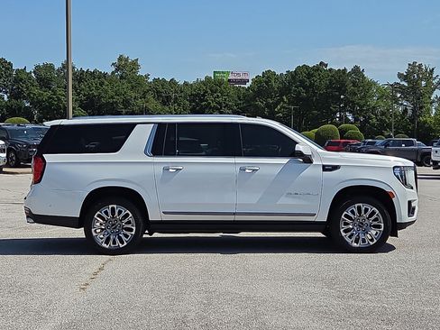 Used 2023 GMC Yukon XL Denali Ultimate AWD/4WD image 6
