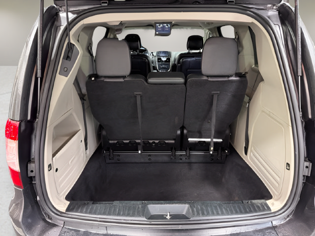 Used 2015 Chrysler Town & Country Touring FWD image 30