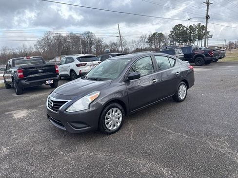 Used 2015 Nissan Versa SV image 3