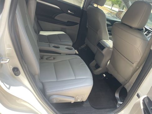 Used 2017 Toyota Highlander XLE FWD image 14