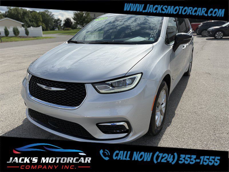 Used 2026 Chrysler Pacifica Limited FWD image 8