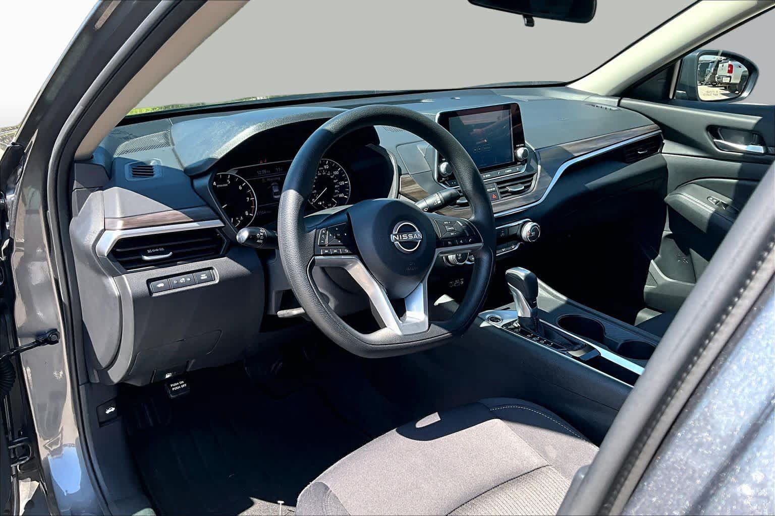 Used 2025 Nissan Altima 2.5 SV FWD image 18