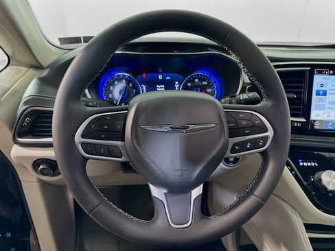 Used 2023 Chrysler Pacifica Limited AWD/4WD image 12