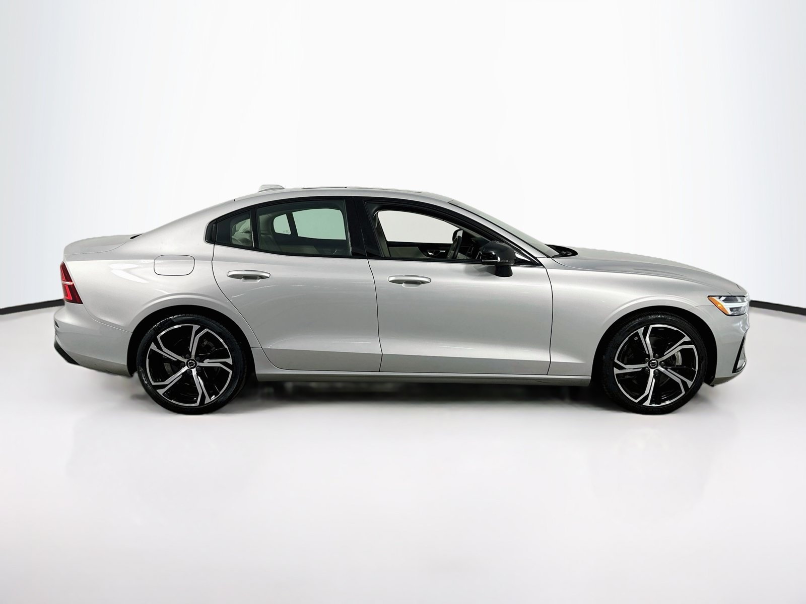 Used 2023 Volvo S60 B5 Core FWD image 4