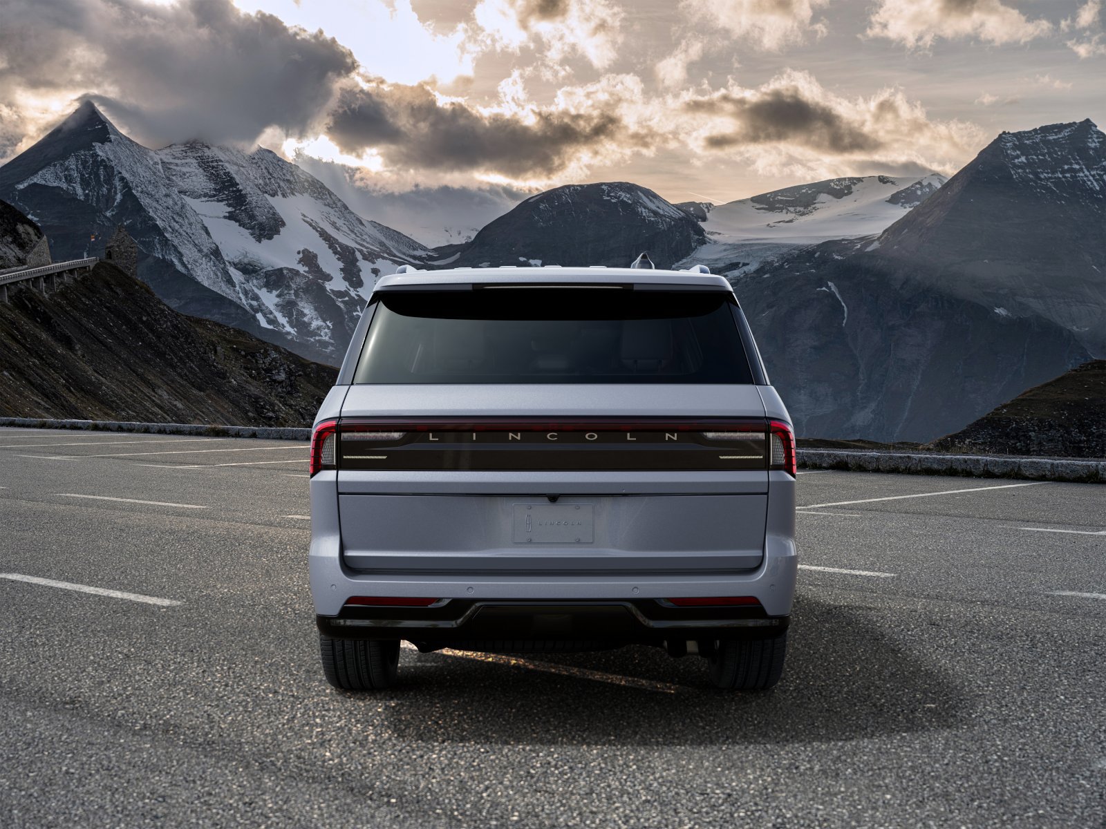 New 2027 Lincoln Navigator Reserve w/ Jet Appearance Package AWD/4WD image 4