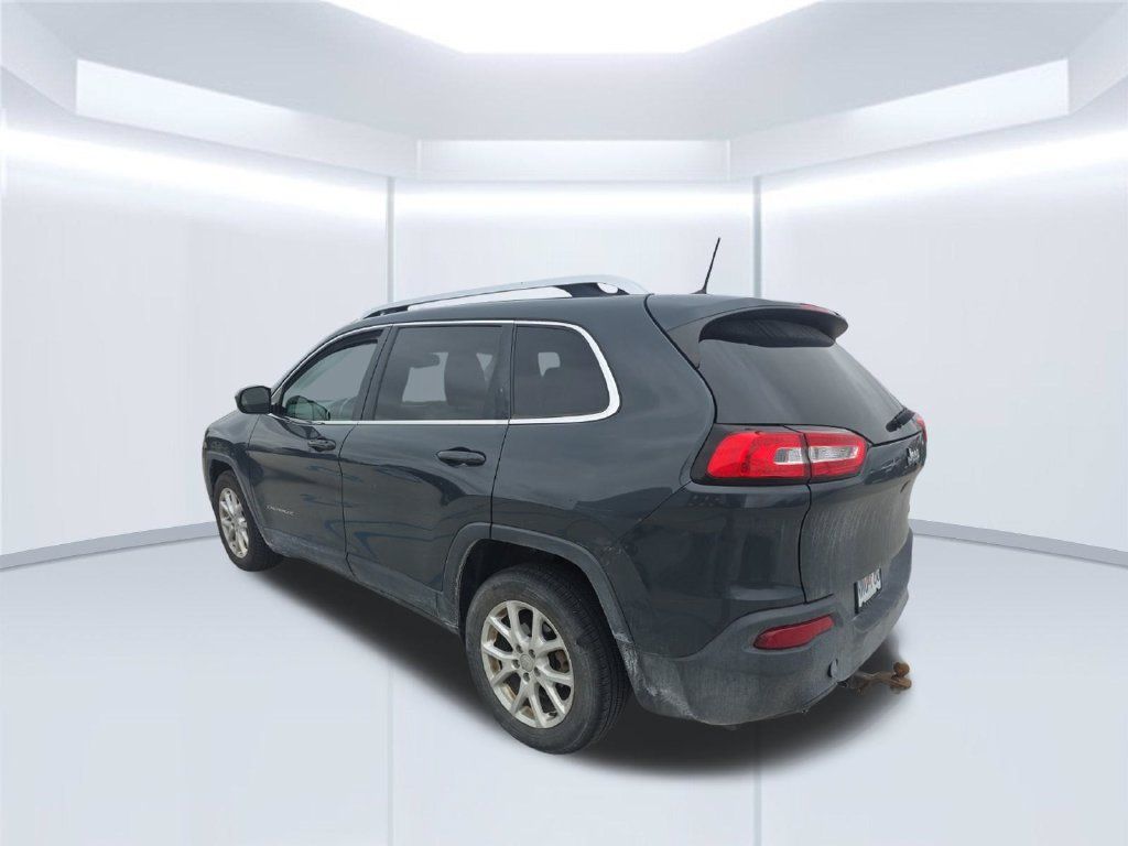 Used 2018 Jeep Cherokee Latitude Plus w/ Comfort/Convenience Group FWD image 3