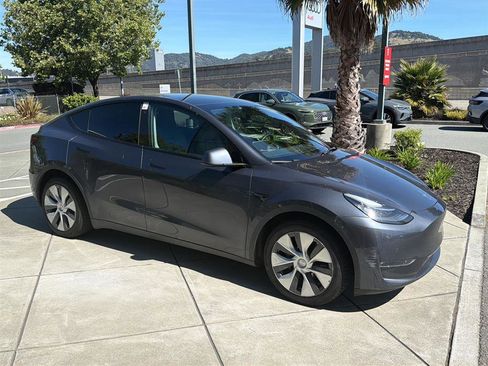 Used 2021 Tesla Model Y Long Range image 5