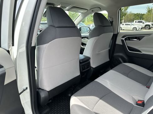 Used 2022 Toyota RAV4 XLE FWD image 18