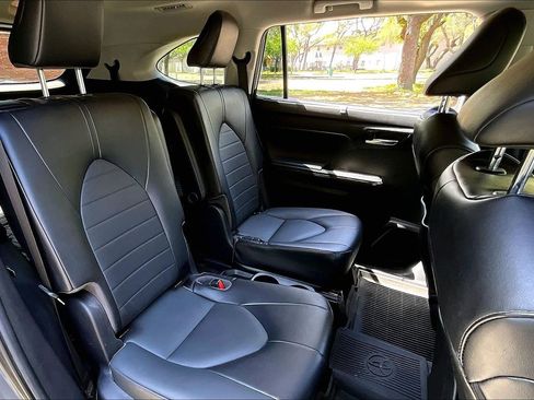 Used 2022 Toyota Highlander XLE image 22