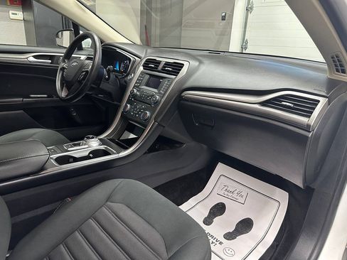 Used 2017 Ford Fusion SE FWD image 19