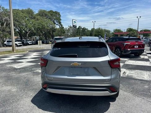 Used 2025 Chevrolet Trax LT FWD image 4