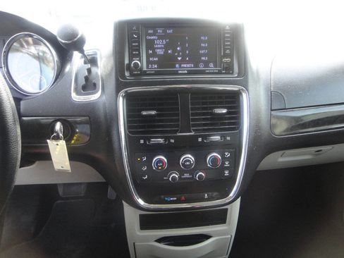 Used 2018 Dodge Grand Caravan SE w/ UConnect Hands-Free Group image 8