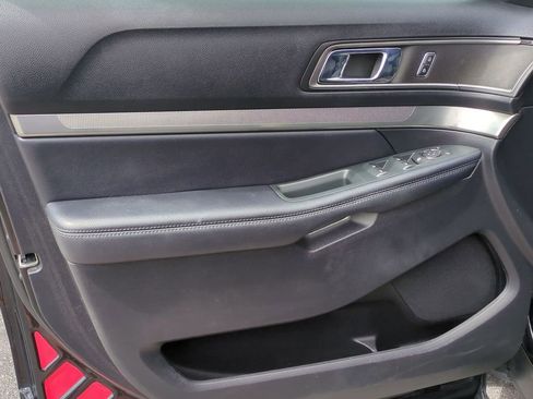 Used 2018 Ford Explorer XLT w/ Equipment Group 202A image 10