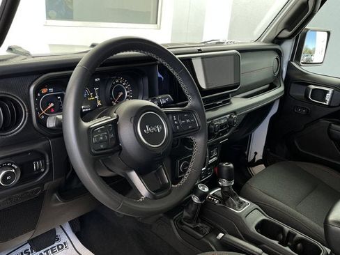Used 2025 Jeep Wrangler Unlimited Rubicon AWD/4WD image 12
