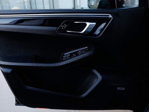 Used 2017 Porsche Macan AWD SPORT UTILITY 4DR WAGON image 33