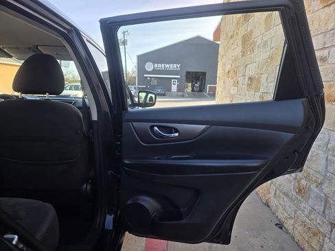 Used 2016 Nissan Rogue S image 10