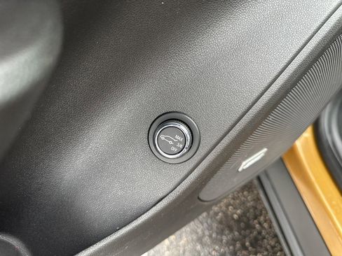 Used 2019 Chevrolet Blazer LT w/ Sun and Wheels Package image 17