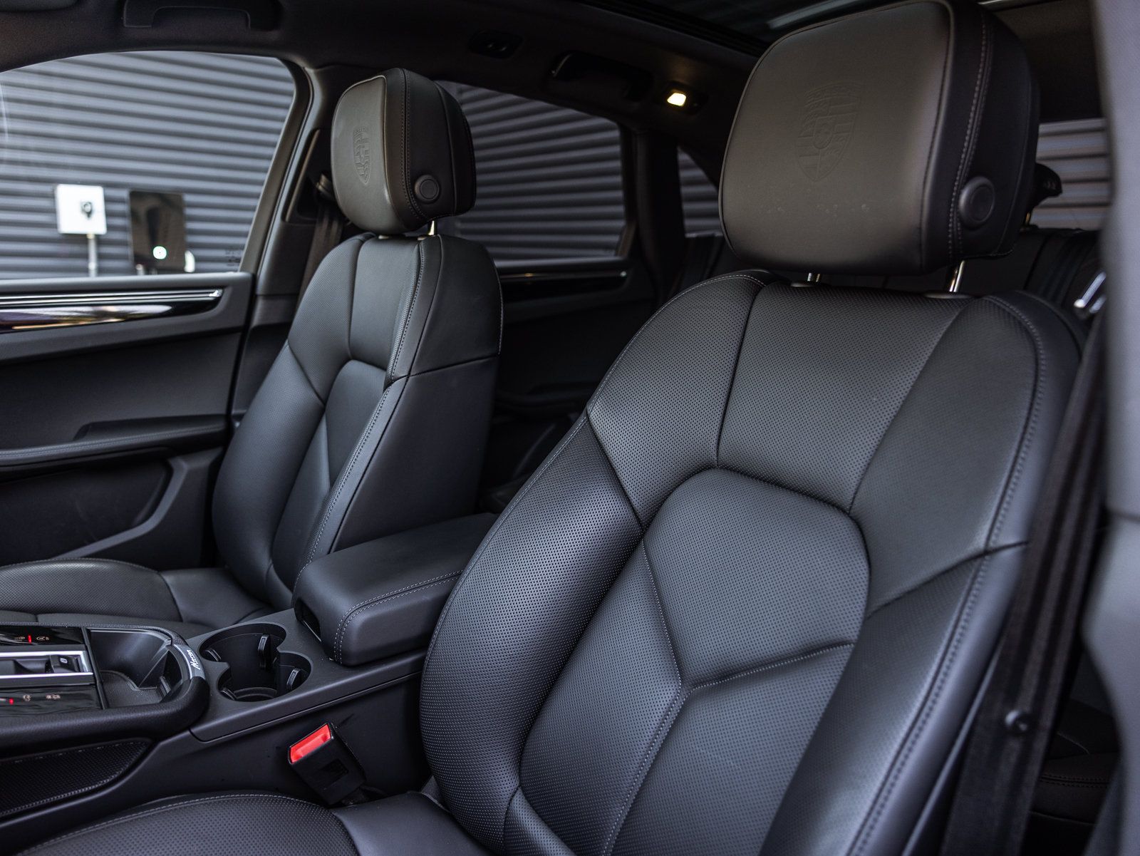 Certified 2026 Porsche Macan Turbo AWD/4WD image 5