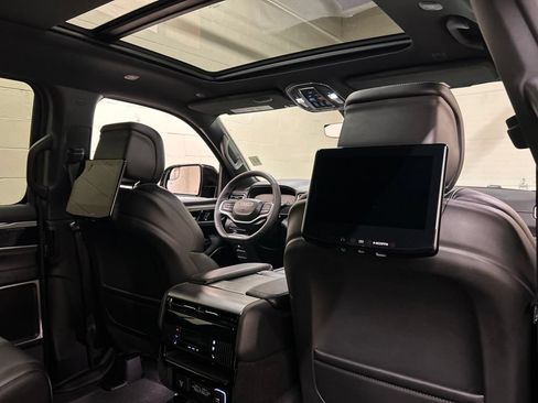 Used 2024 Jeep Wagoneer Series II w/ Convenience Group I AWD/4WD image 12