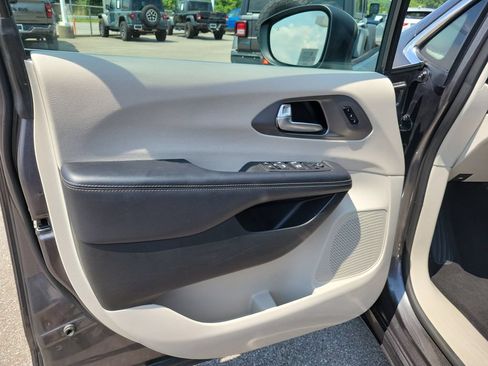 Used 2023 Chrysler Pacifica Touring-L FWD image 21