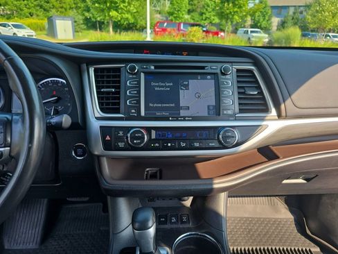 Certified 2019 Toyota Highlander Limited Platinum AWD/4WD image 24