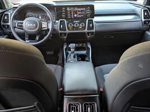 Used 2022 Kia Sorento LX image 16