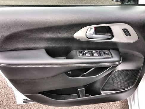 Used 2023 Chrysler Pacifica Limited w/ S Appearance Package image 13