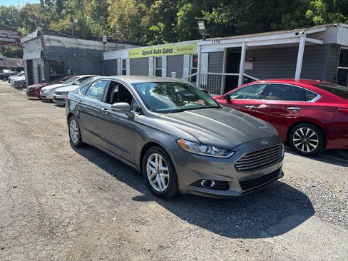 Used 2014 Ford Fusion SE w/ Equipment Group 202A image 2