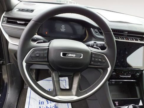 Used 2024 Jeep Grand Cherokee Limited w/ Luxury Tech Group II image 12