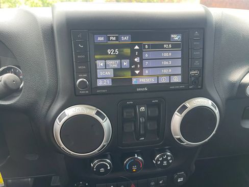 Used 2016 Jeep Wrangler Unlimited Rubicon AWD/4WD image 18