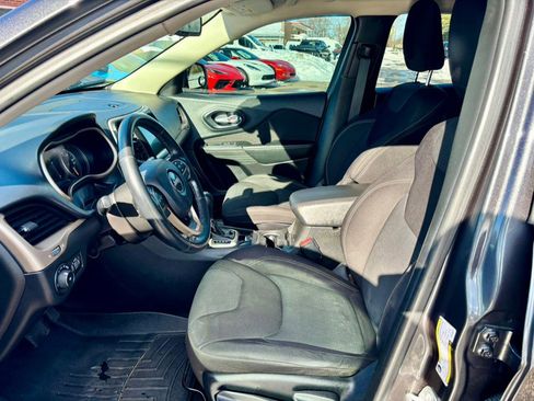 Used 2016 Jeep Cherokee Latitude w/ Cold Weather Group image 11