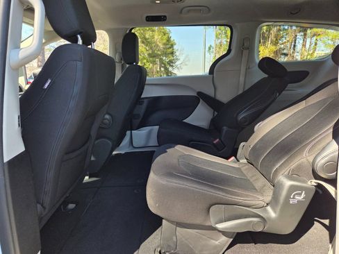 Used 2022 Chrysler Voyager LX FWD image 4