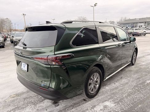 Used 2024 Toyota Sienna XLE image 5