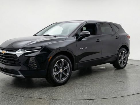 Used 2025 Chevrolet Blazer LT image 3