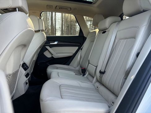 Used 2024 Audi Q5 Premium w/ Convenience Package image 34