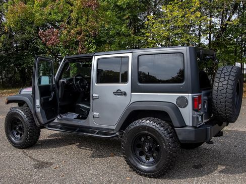 Used 2013 Jeep Wrangler Unlimited Rubicon w/ Connectivity Group AWD/4WD image 7