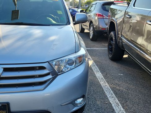 Used 2012 Toyota Highlander Limited w/ Tow Pkg AWD/4WD image 3