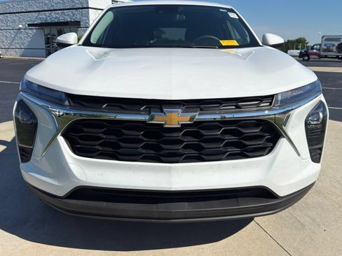 Used 2025 Chevrolet Trax LS w/ LS Convenience Package FWD image 2