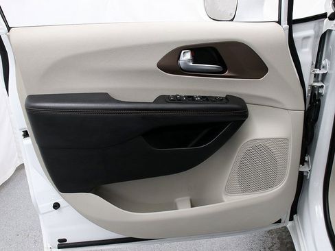 Used 2017 Chrysler Pacifica Touring-L image 23