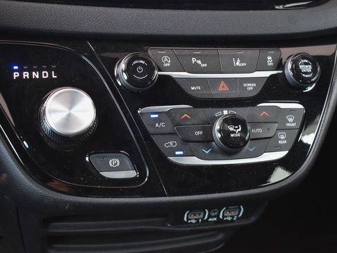Used 2025 Chrysler Pacifica Select FWD image 10