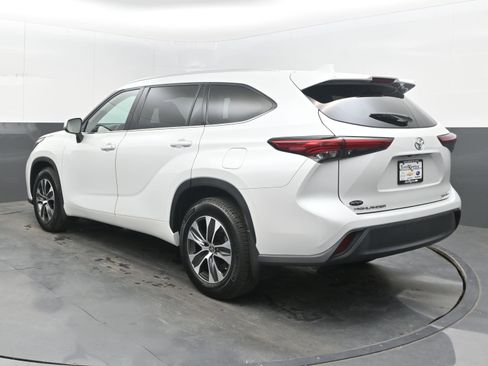 Used 2022 Toyota Highlander XLE AWD/4WD image 8